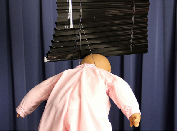 Picture of recalled horizontal window blind showing cord strangulation hazard